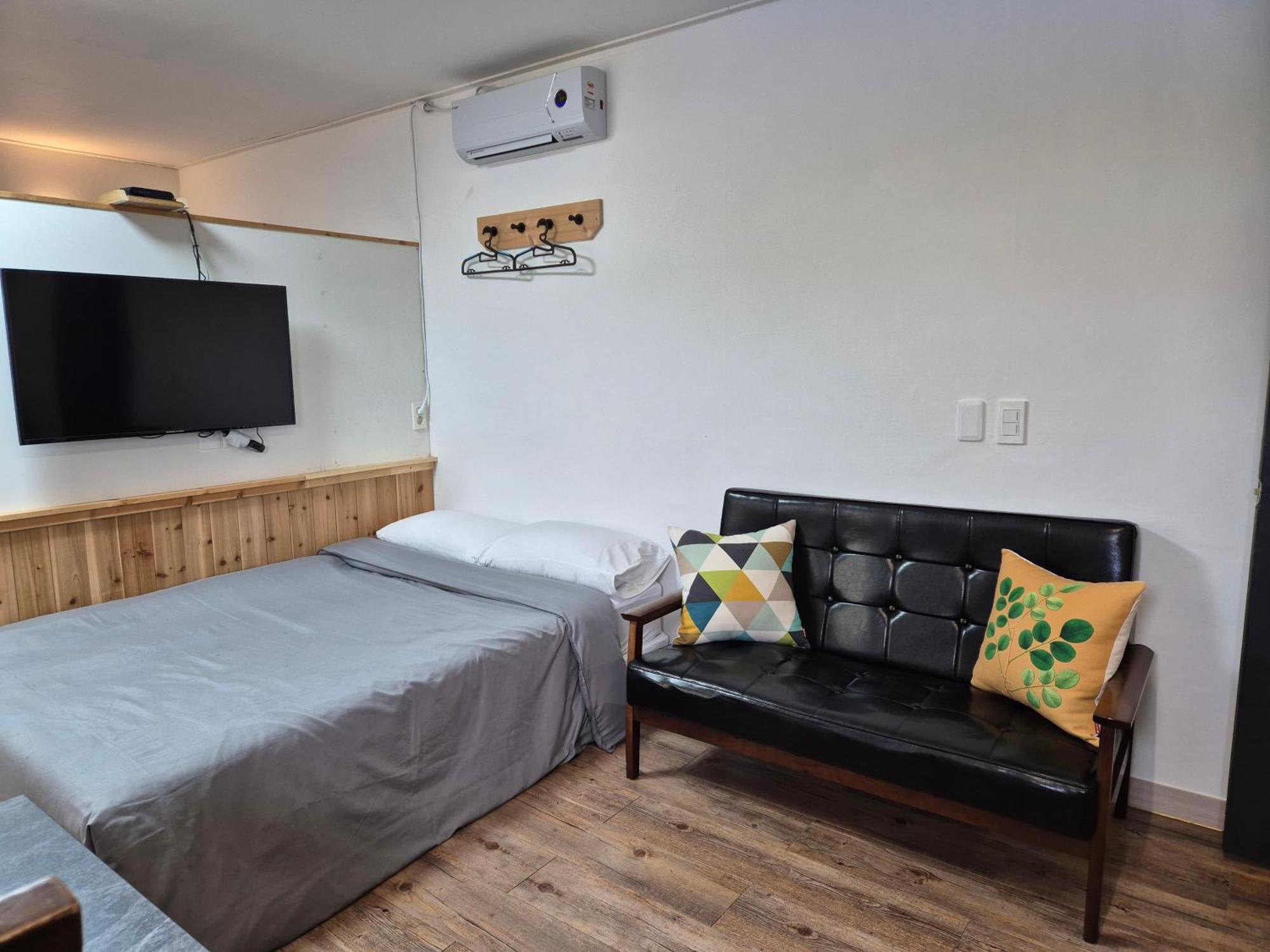 Jeju Soroan Pension Seogwipo Ngoại thất bức ảnh